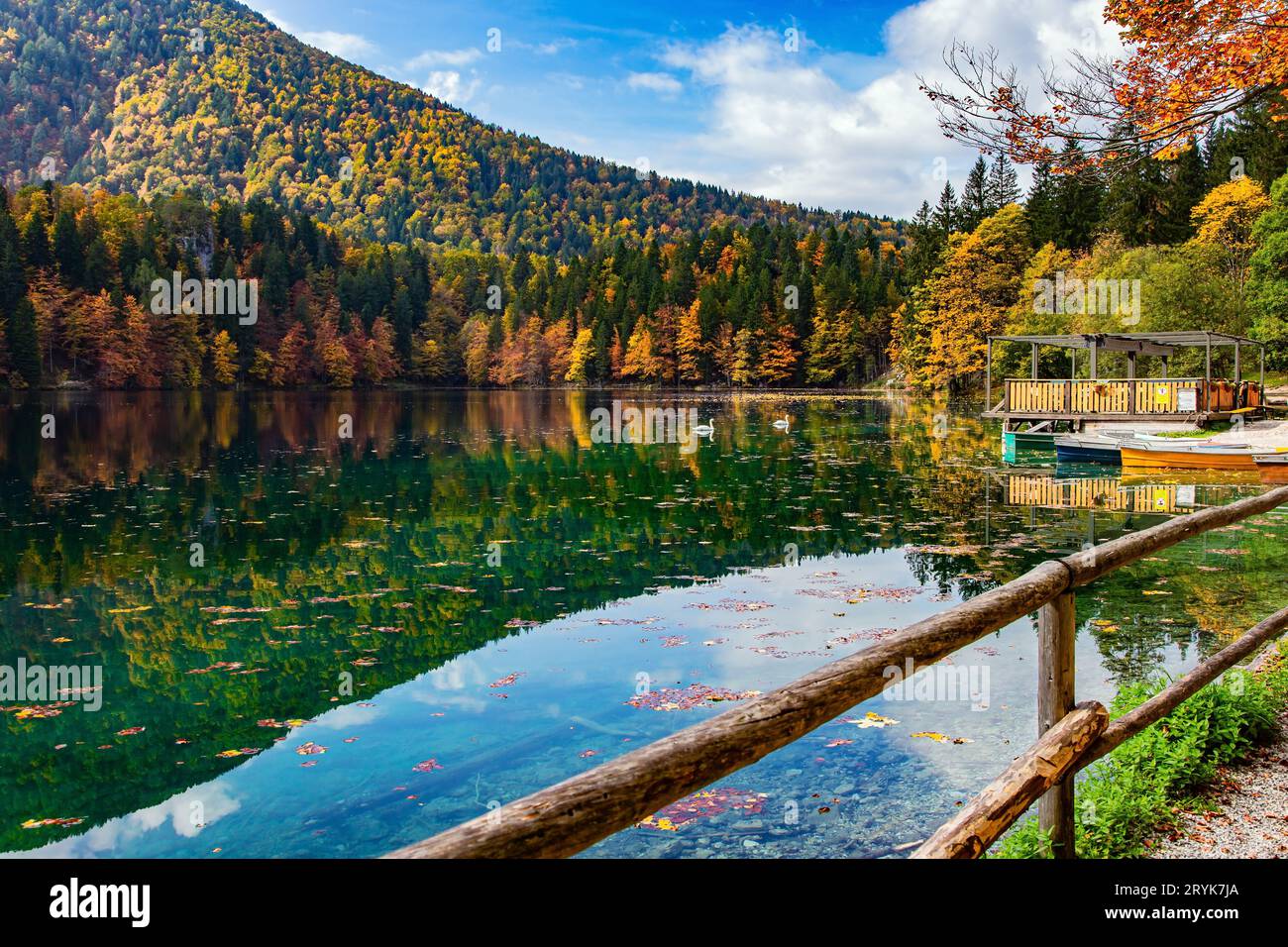 Ringhiere di legno sul lago Fuzine Foto Stock