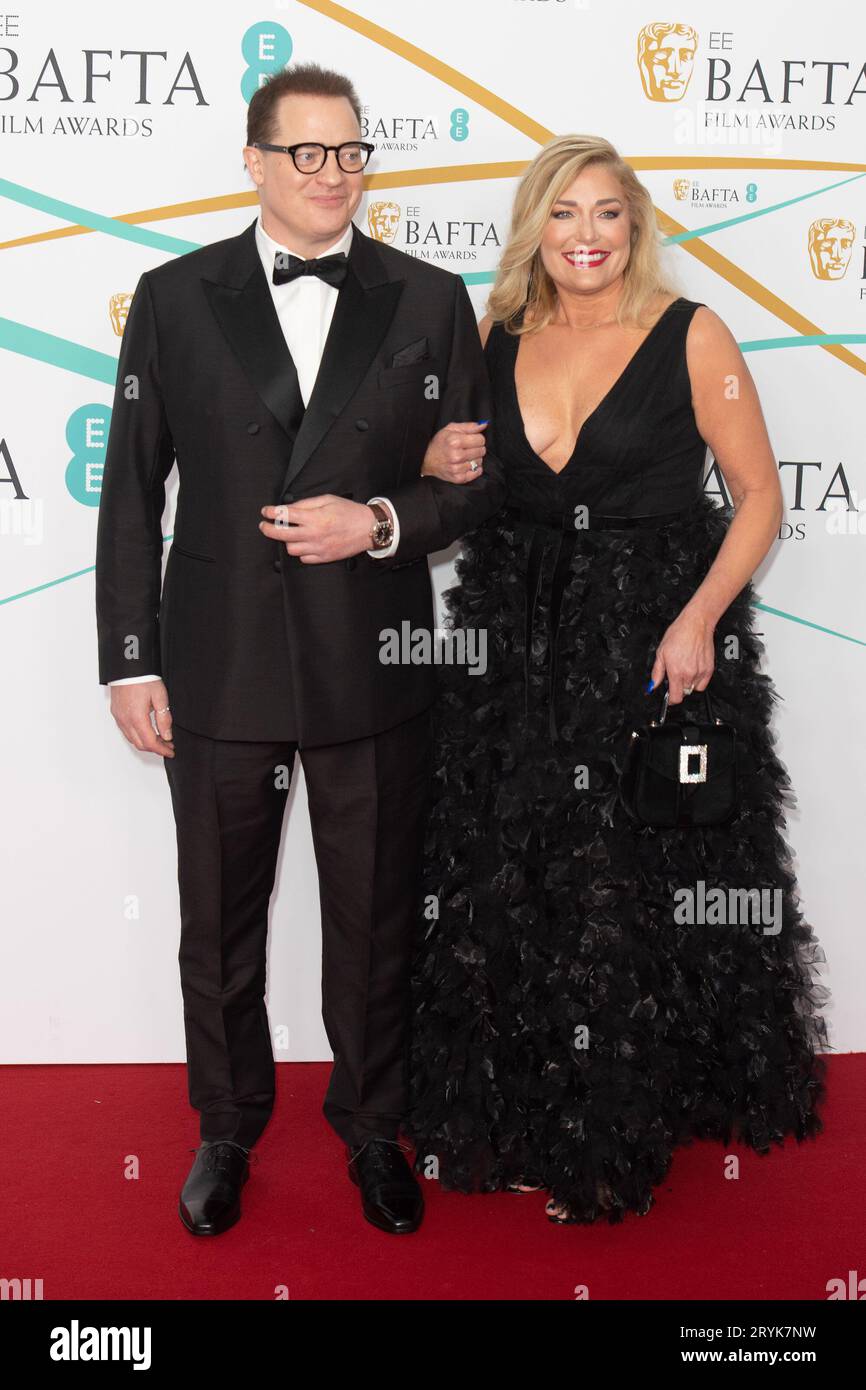 Londra, Regno Unito. 19 febbraio 2023. Nella foto: Brendan Fraser e la fidanzata Jeanne Moore partecipano agli EE British Academy Film Awards 2023 Arrivals al Royal Festi Foto Stock