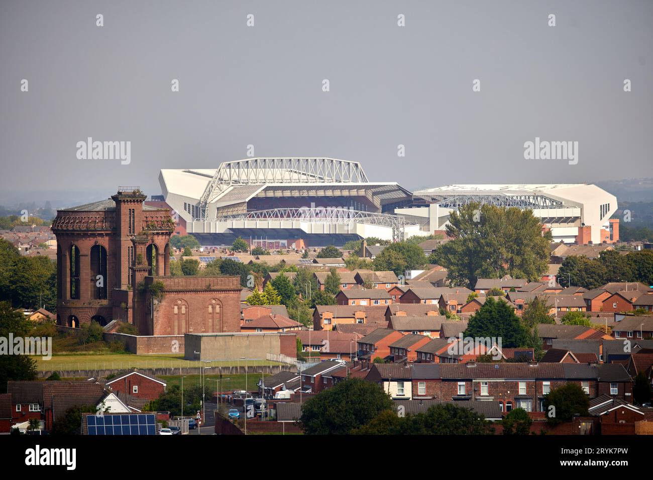 Stadio di calcio Anfield ad Anfield, Liverpool, Inghilterra e edificio di livello II, Everton Water Tower Foto Stock