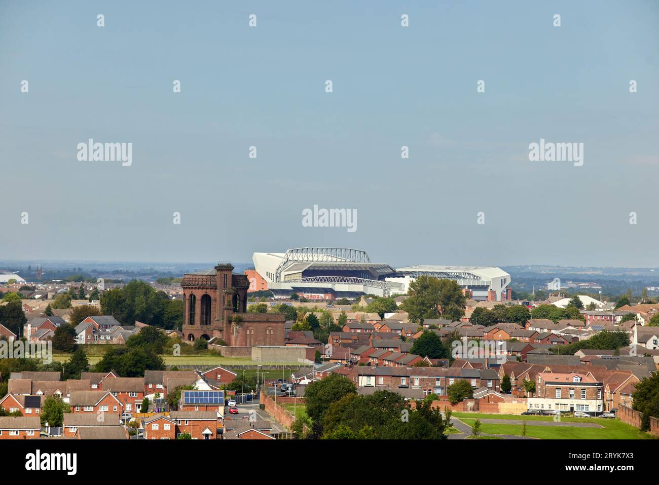 Stadio di calcio Anfield ad Anfield, Liverpool, Inghilterra e edificio di livello II, Everton Water Tower Foto Stock