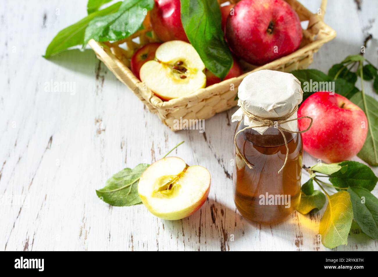 Cibo biologico sano. Aceto di mele, una bottiglia di aceto di sidro di mele su un tavolo rustico. Spazio di copia. Foto Stock