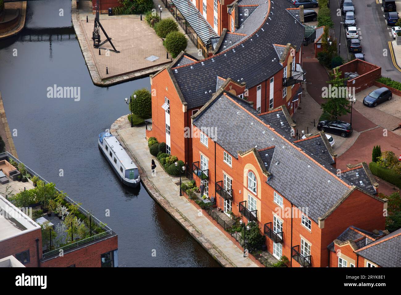 Vista sul tetto, affacciata sul centro di Manchester, il canale Ashton Tow Path e le case del Piccadilly Village Foto Stock