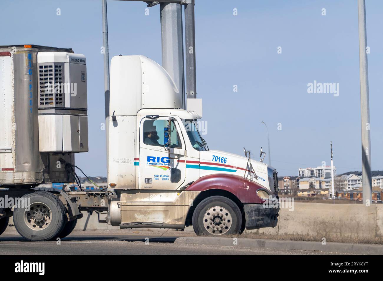 Calgary, Alberta, Canada. Apr 18, 2023. Un rimorchio carico Rig Logistics un vettore privato asset-based fuori. Foto Stock