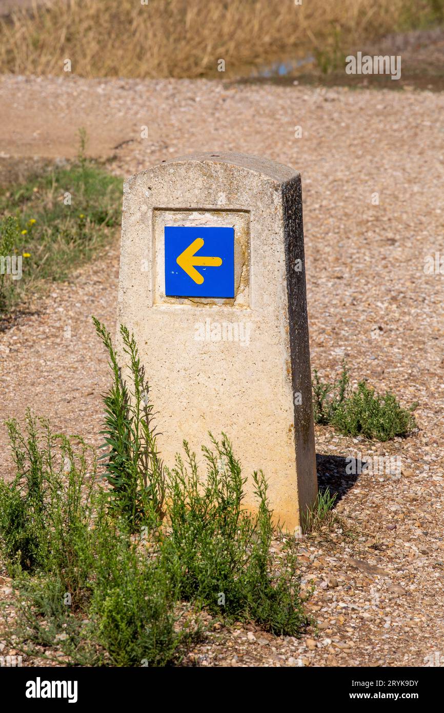 Segnaletica di direzione sul sentiero spagnolo a lunga distanza Camino de Santiago, il cammino del pellegrino di San Giacomo in Spagna Foto Stock