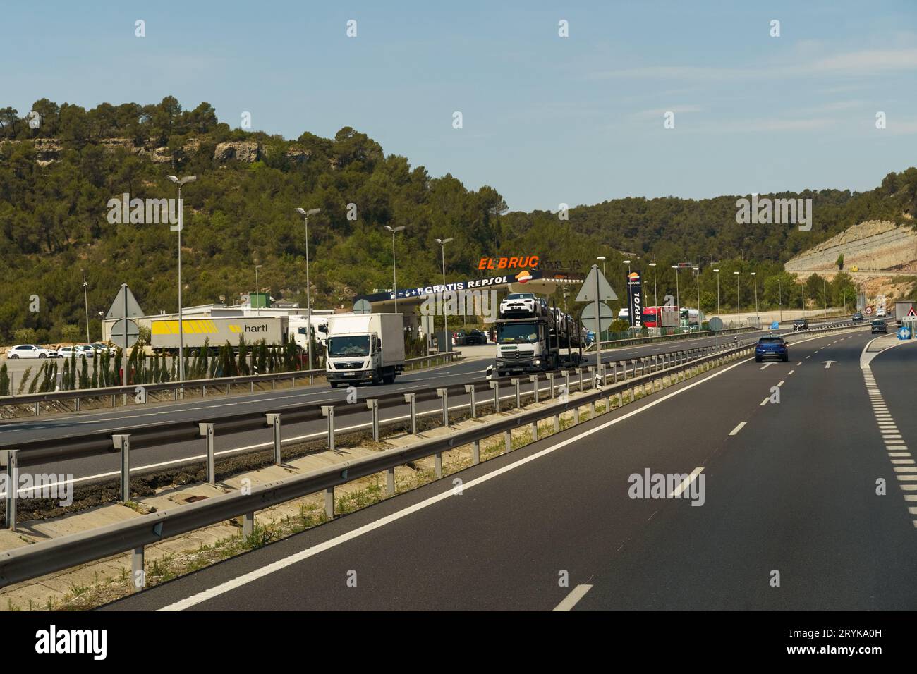 Abrera, Spagna - 15 maggio 2023: Stazione di servizio di Repsol - un'azienda spagnola di energia e petrolchimica. Foto Stock