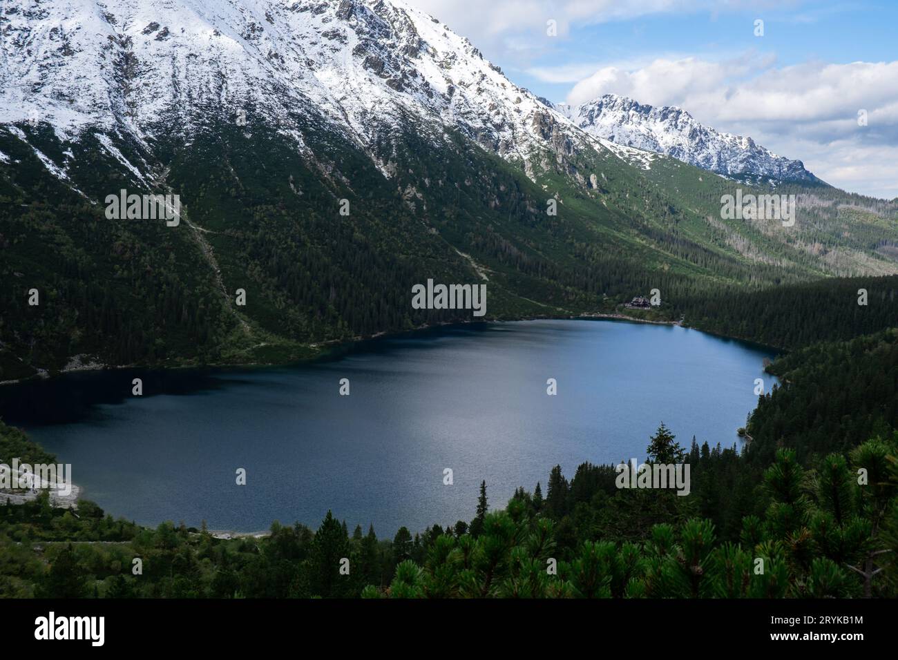 Morskie Oko Snowy Mountain Hut in Polish Tatry Mountains, vista droni, Zakopane, Polonia. Foto aerea della splendida collina verde Foto Stock