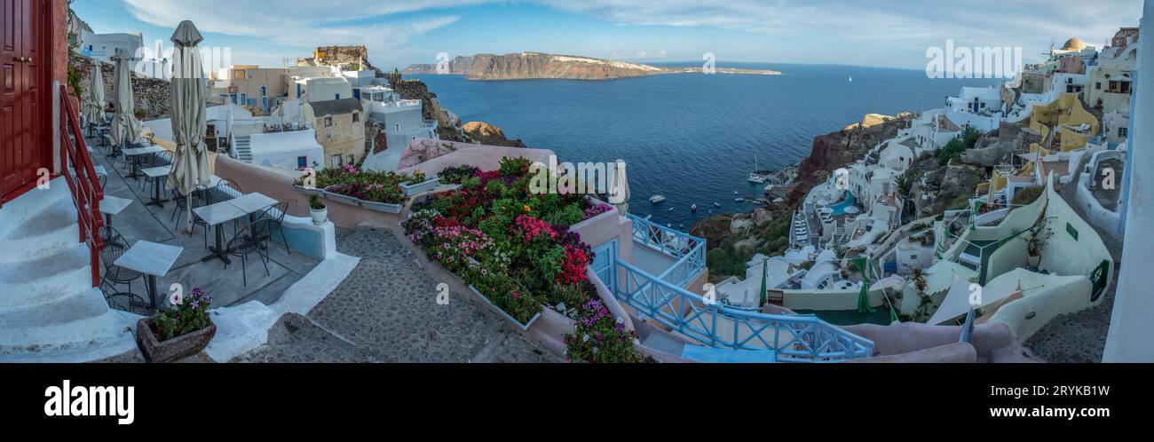 Vista sul villaggio di Oia a Santorini Foto Stock