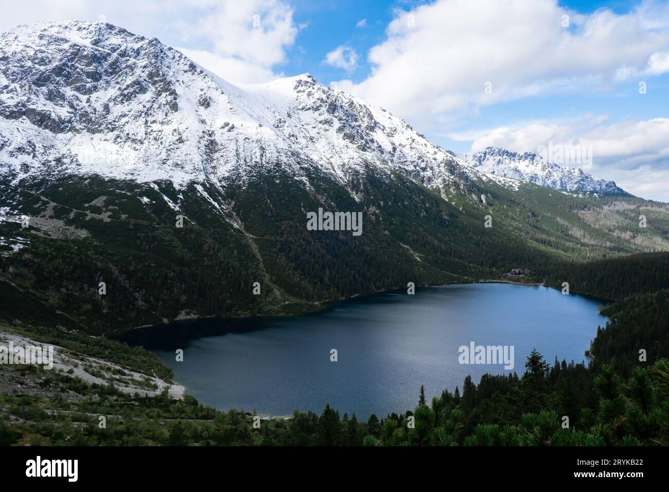 Morskie Oko Snowy Mountain Hut in Polish Tatry Mountains, vista droni, Zakopane, Polonia. Foto aerea della splendida collina verde Foto Stock