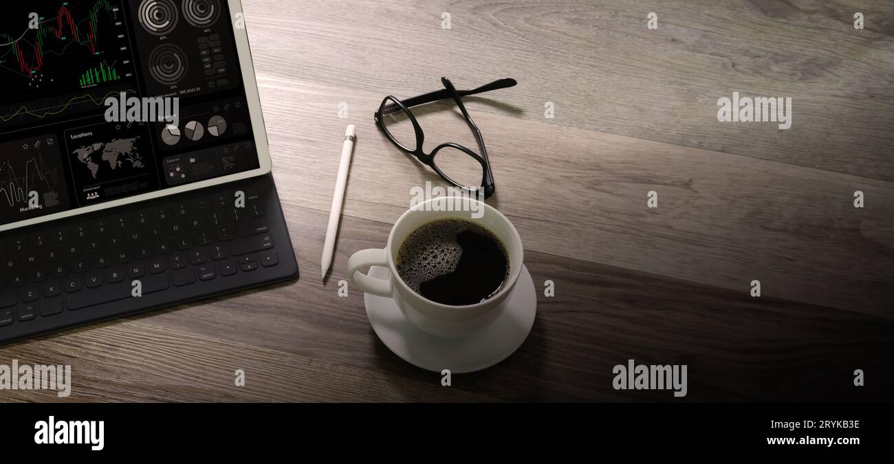 Sopra la vista dell'analisi e della considerazione dei dati finanziari effettuando una ricerca con l'intelligenza artificiale su tablet che visualizzano dati, caffè nero, penna, sfondo umido. Foto Stock
