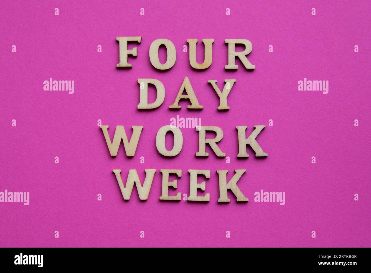 simbolo settimana lavorativa di 4 giorni lettere in legno concetto di settimana lavorativa di 4 giorni. Approccio moderno che consente di lavorare in breve tempo. Effettiveni Foto Stock
