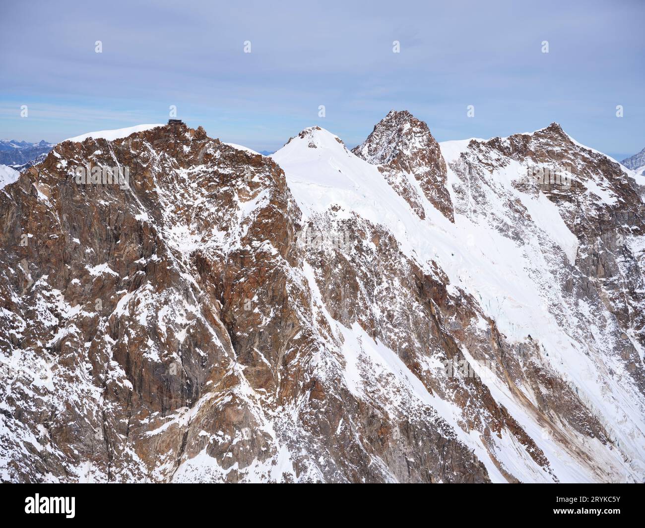 VISTA AEREA. Massiccio del Monte Rosa con sinistra a destra; Punta Gnifetti, Punta Zumstein, Dufourspitze (il più alto con 4634 metri), Nordend. Piemonte, Italia. Foto Stock