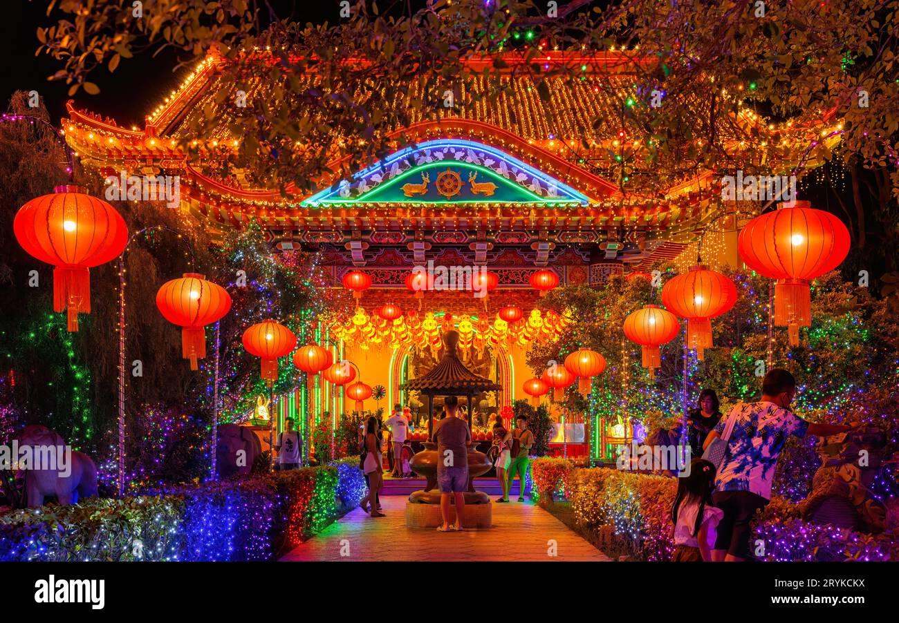 Il tempio di KEK Lok si è illuminato con migliaia di lanterne per celebrare il Capodanno cinese 2023 a Penang - Malesia Foto Stock