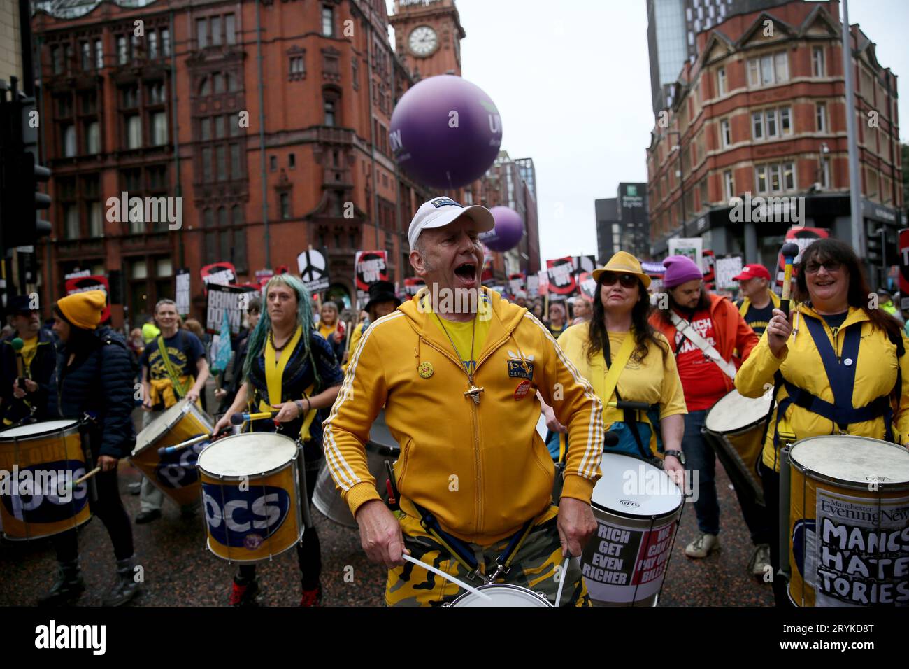 Manchester, Regno Unito. 1 ottobre 2023. I manifestanti scendono per le strade per condannare i conservatori che stanno tenendo la loro conferenza del Partito in città. Manchester, Regno Unito. Credito: Barbara Cook/Alamy Live News Foto Stock