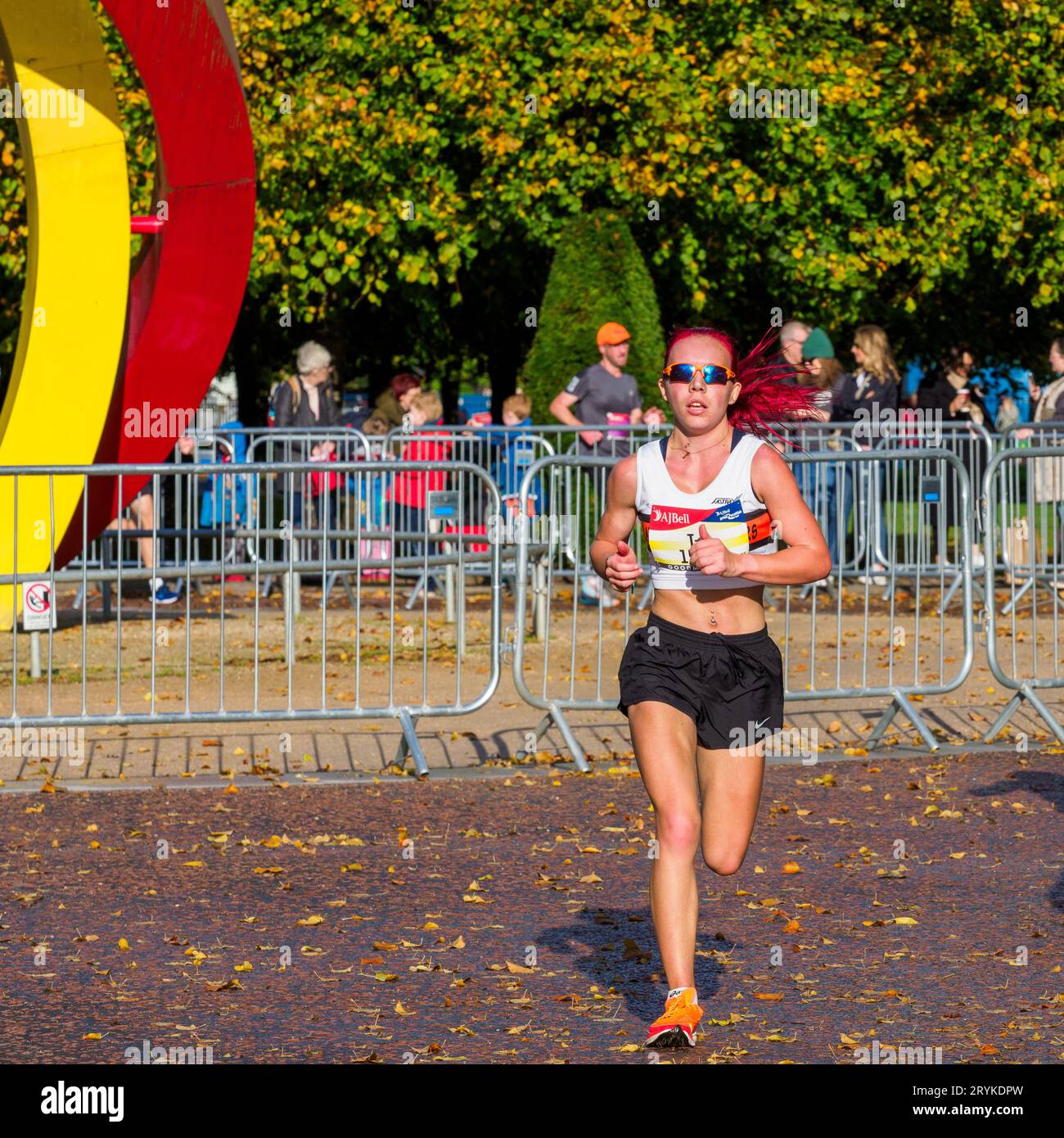 GLASGOW, SCOZIA, REGNO UNITO. 1 ottobre 2023. Uno dei primi corridori della gara femminile superando il monumento di Glasgow 2014 poco prima del traguardo nella AJ Bell Great Scottish Run 10K a Glasgow Green Park credito: george robertson/Alamy Live News Foto Stock