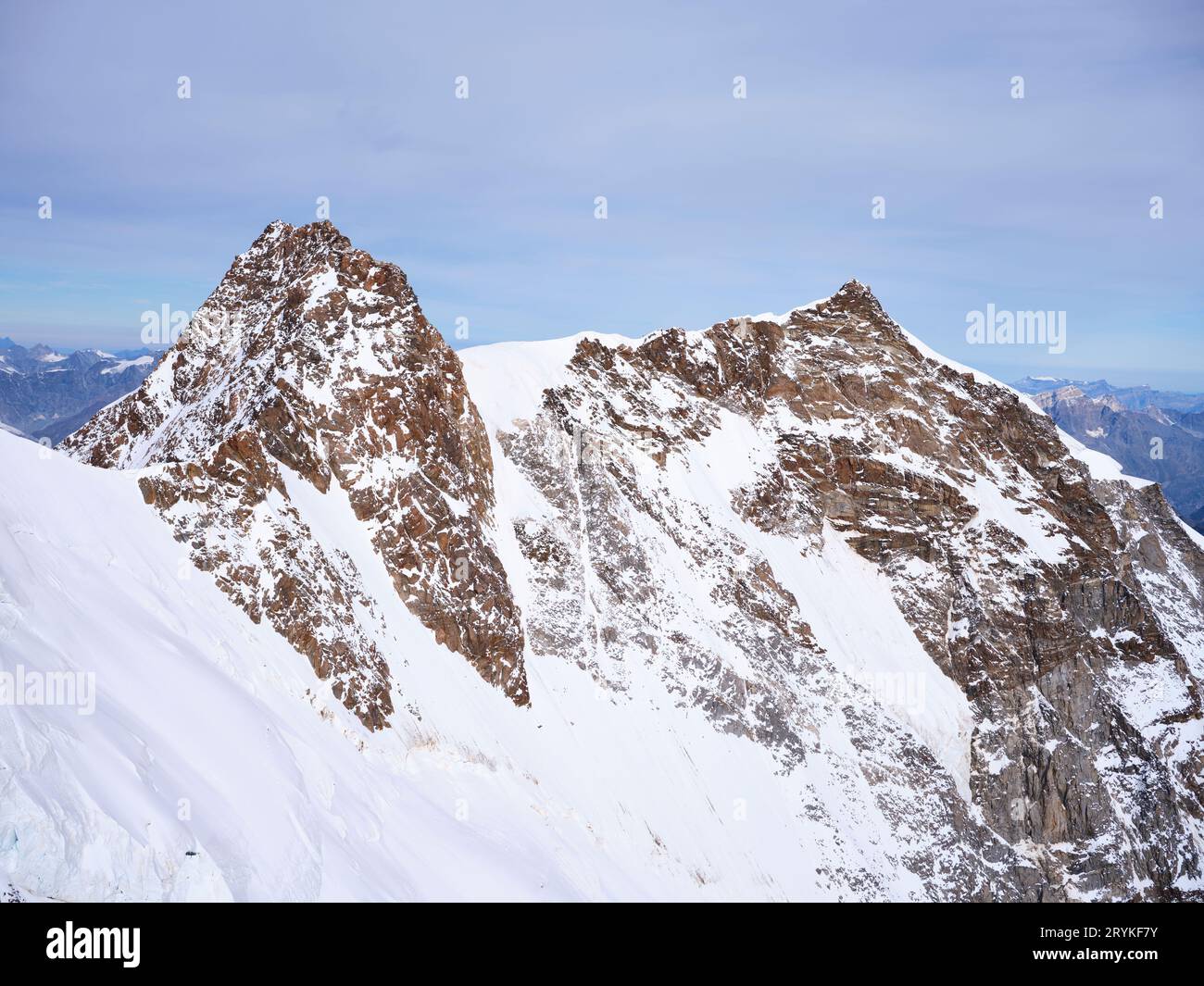 VISTA AEREA. Massiccio del Monte Rosa con Dufourspitze da sinistra a destra (una vetta alta 4634 metri in Svizzera) e il versante italiano del Nordend (4609 metri). Foto Stock