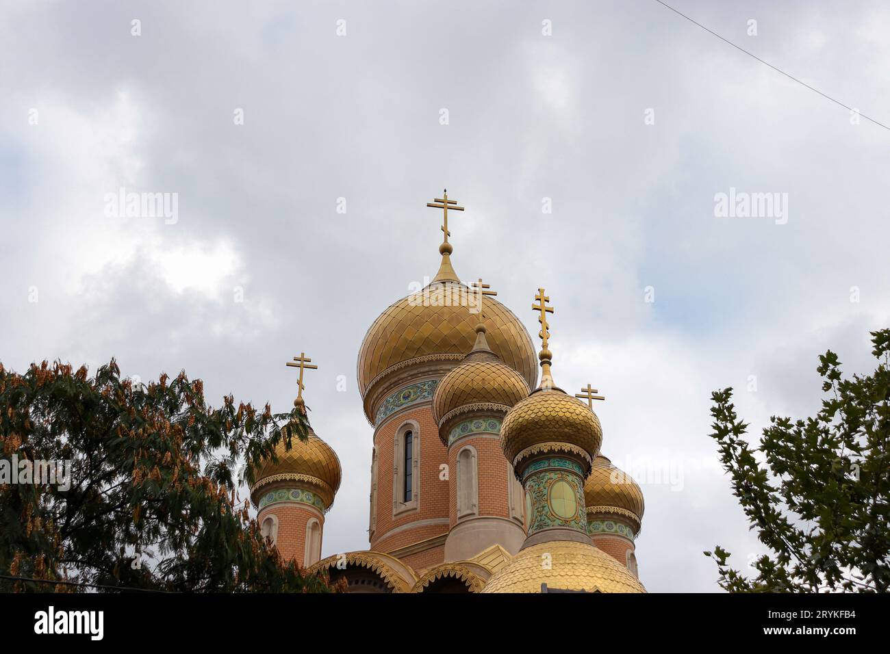 St Nicholas Russian Church vicino a University Square nel centro di Bucarest, all'esterno delle sette cupole a cipolla in cima all'edificio tra gli alberi Foto Stock