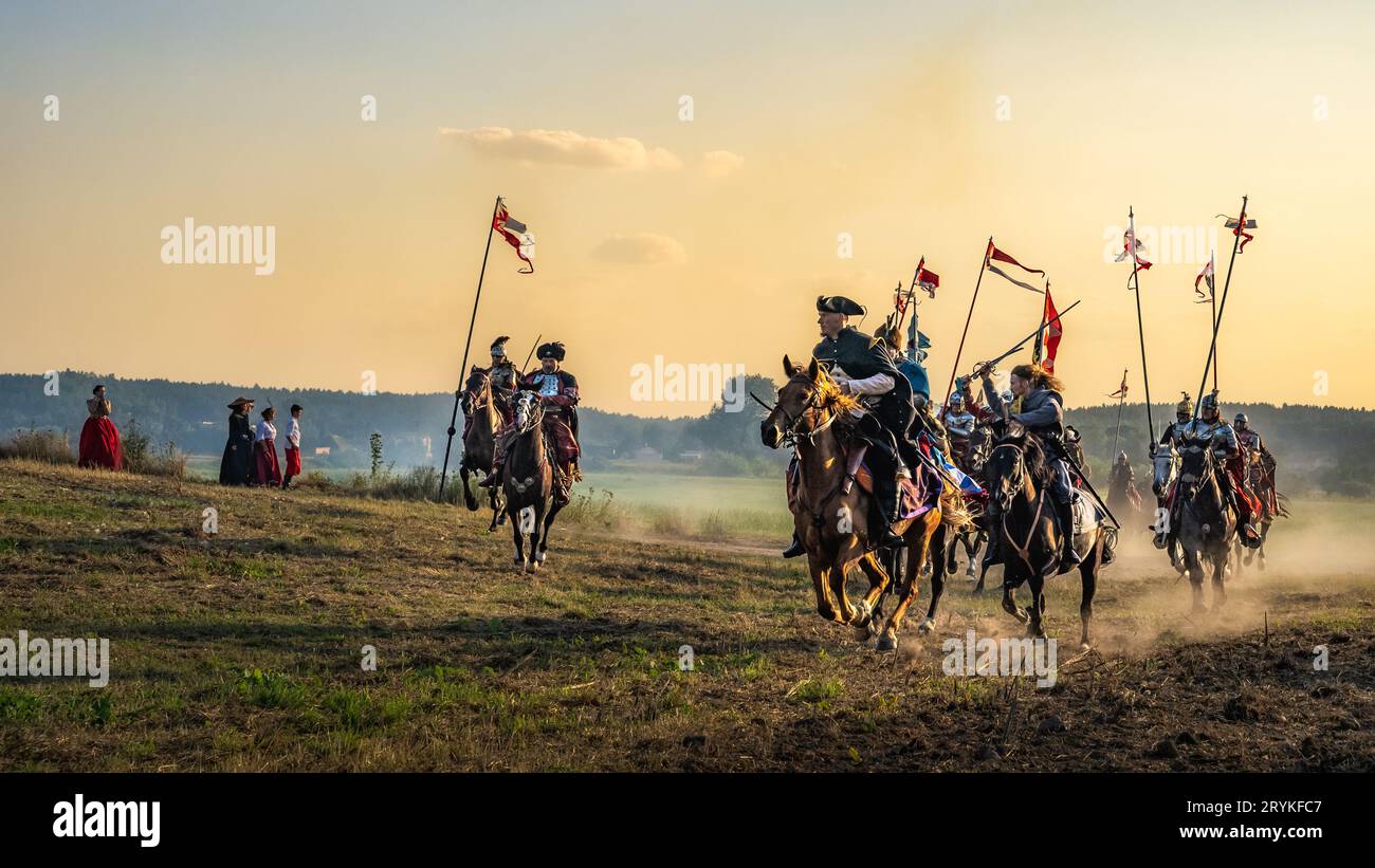 Carica degli ussari, cavalleria pesante polacca, rievocazione storica della battaglia di Gniew Foto Stock