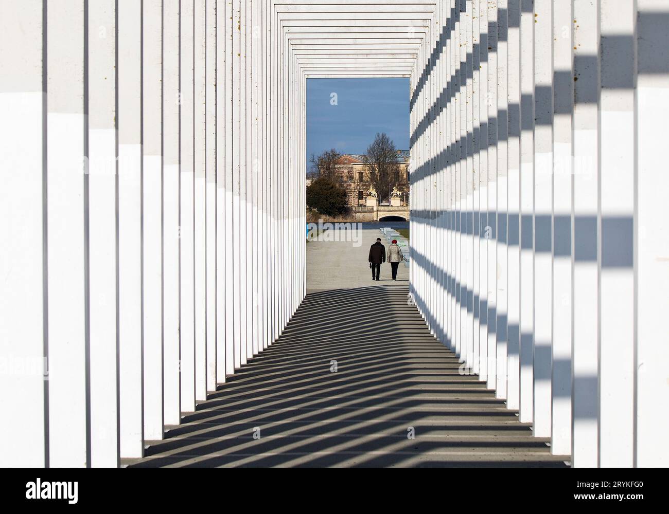 Viale delle porte del cielo, chiostro moderno in stile Bauhaus, Schwerin, Germania, Europa Foto Stock