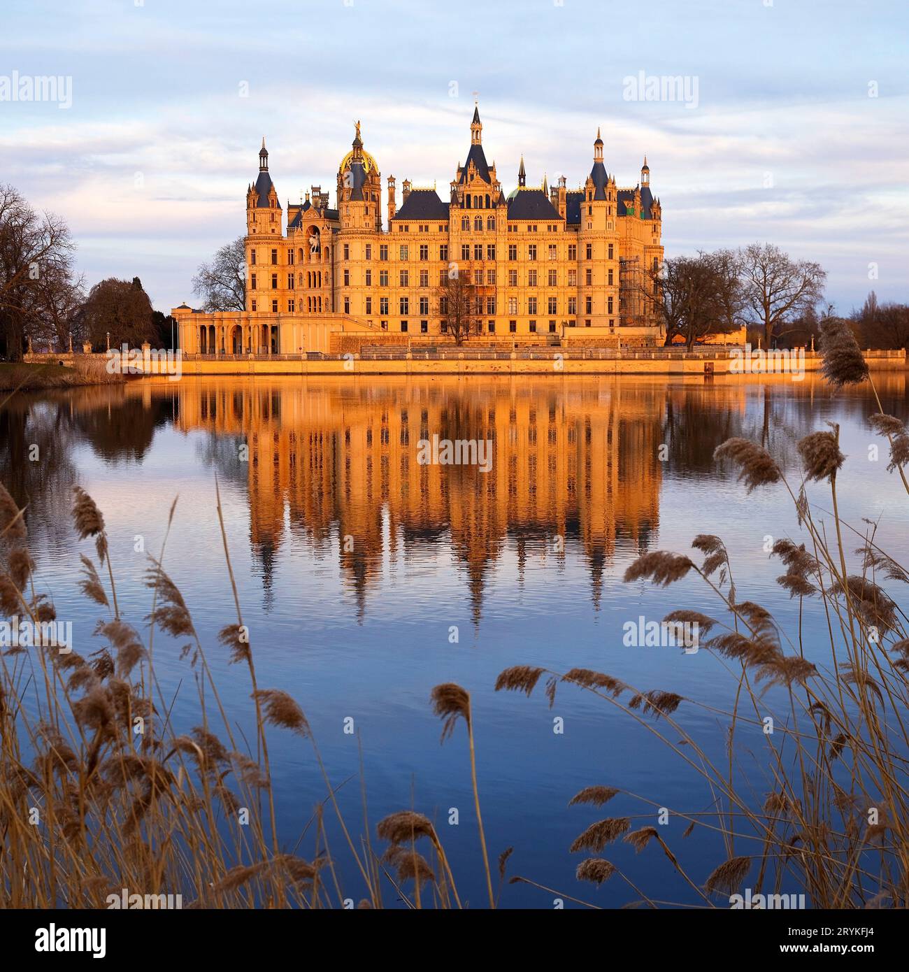 Castello di Schwerin alla luce di tarda sera, Schwerin, Meclemburgo-Pomerania occidentale, Germania, Europa Foto Stock