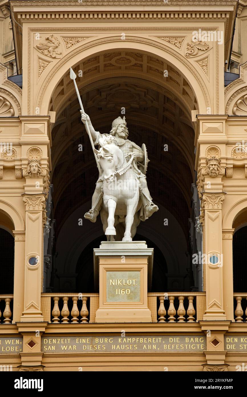 Monumentale statua equestre di Fuerst Niklot, Castello di Schwerin, Schwerin, Germania, Europa Foto Stock