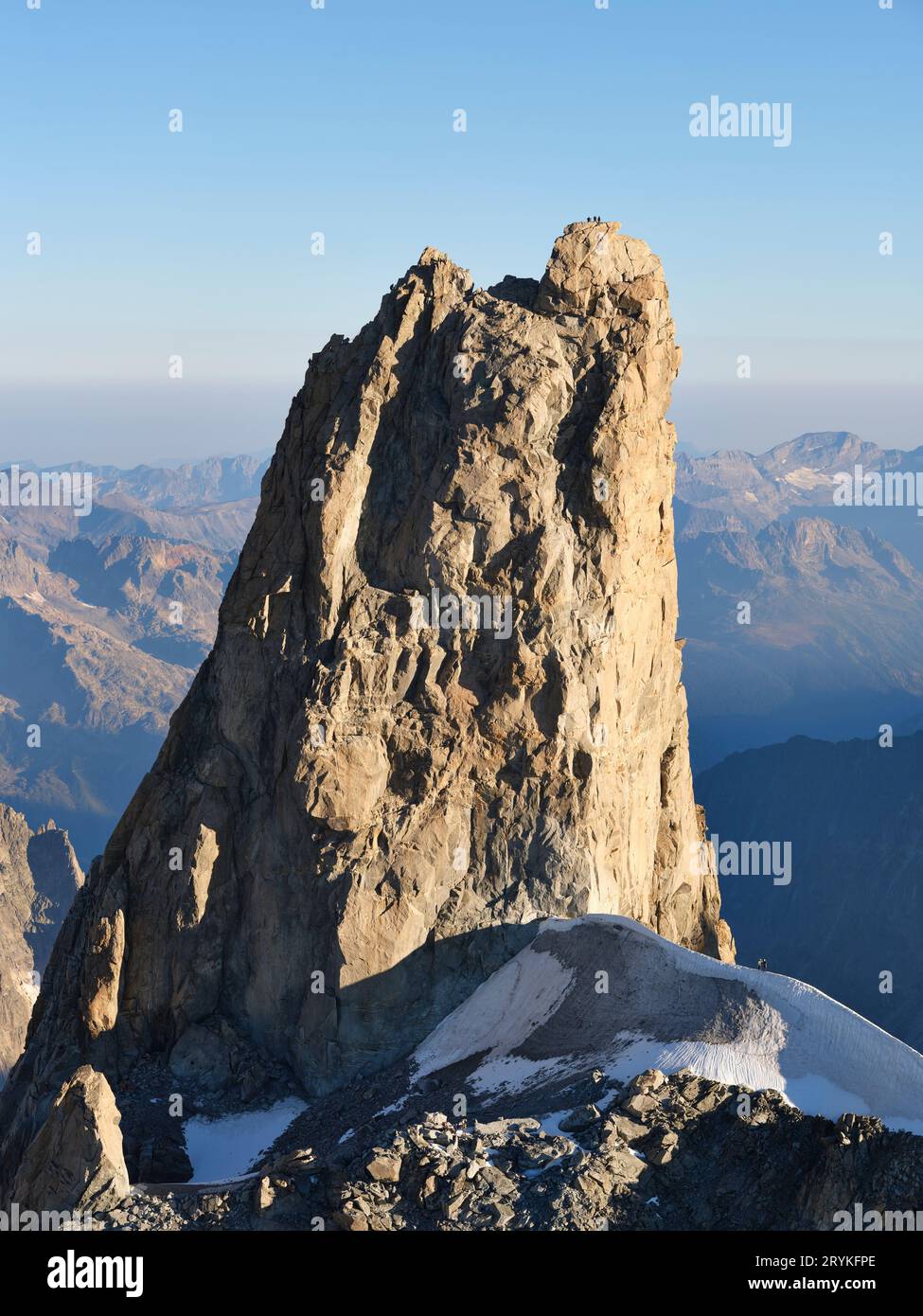 VISTA AEREA. Dent du Géant (4013 m) vista da est. 3 alpinisti in cima danno un senso di scala a questa incredibile vetta di granito. Chamonix, Francia. Foto Stock