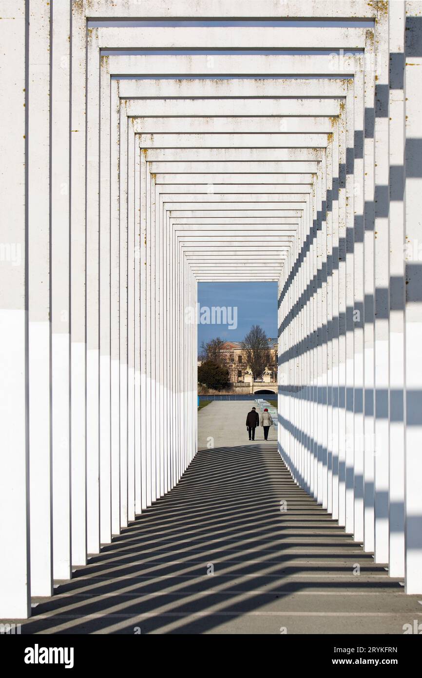 Viale delle porte del cielo, chiostro moderno in stile Bauhaus, Schwerin, Germania, Europa Foto Stock