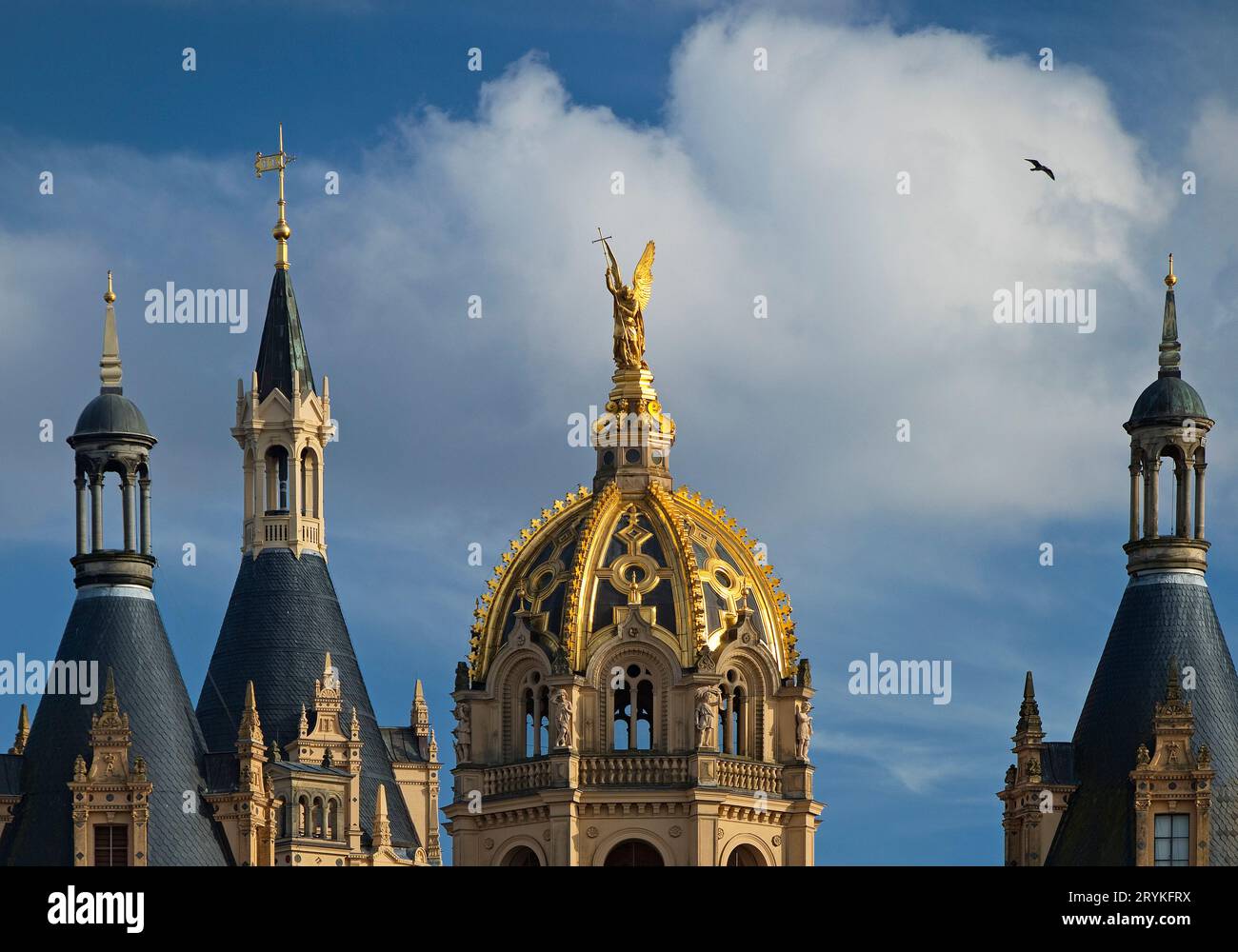 Statua dorata dell'Arcangelo Michele, Castello di Schwerin, Schwerin, Germania, Europa Foto Stock