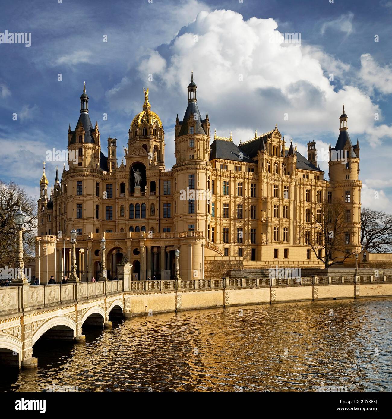 Castello di Schwerin con lo Schlossbruecke a Castle Island, Schwerin, Germania, Europa Foto Stock