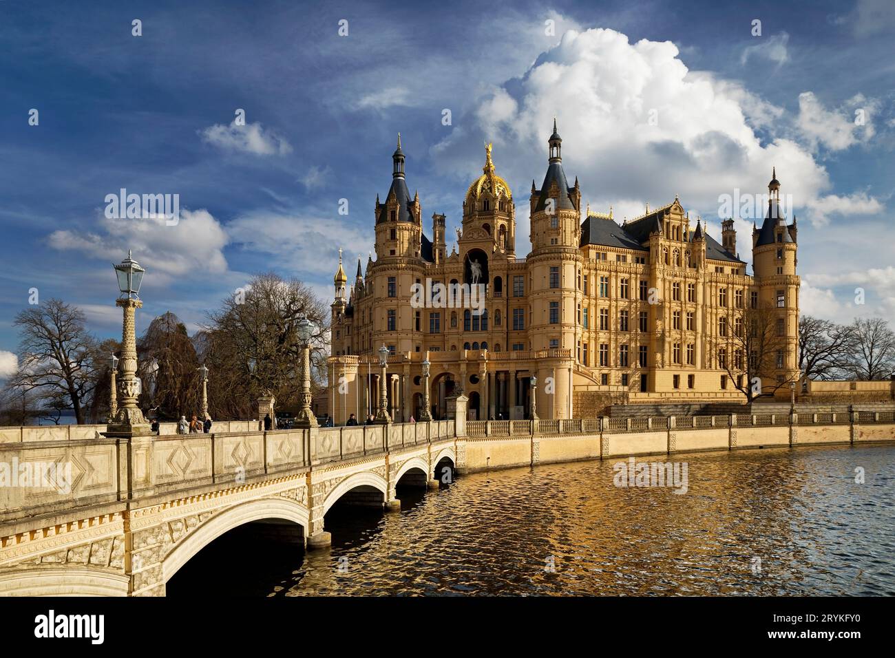 Castello di Schwerin con lo Schlossbruecke a Castle Island, Schwerin, Germania, Europa Foto Stock