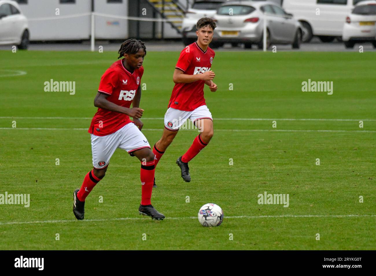 Swansea, Galles. 30 settembre 2023. Alan Mwamba del Charlton Athletic inizia l'attacco durante la gara Under 18 Professional Development League tra Swansea City e Charlton Athletic alla Swansea City Academy di Swansea, Galles, Regno Unito, il 30 settembre 2023. Crediti: Duncan Thomas/Majestic Media. Foto Stock