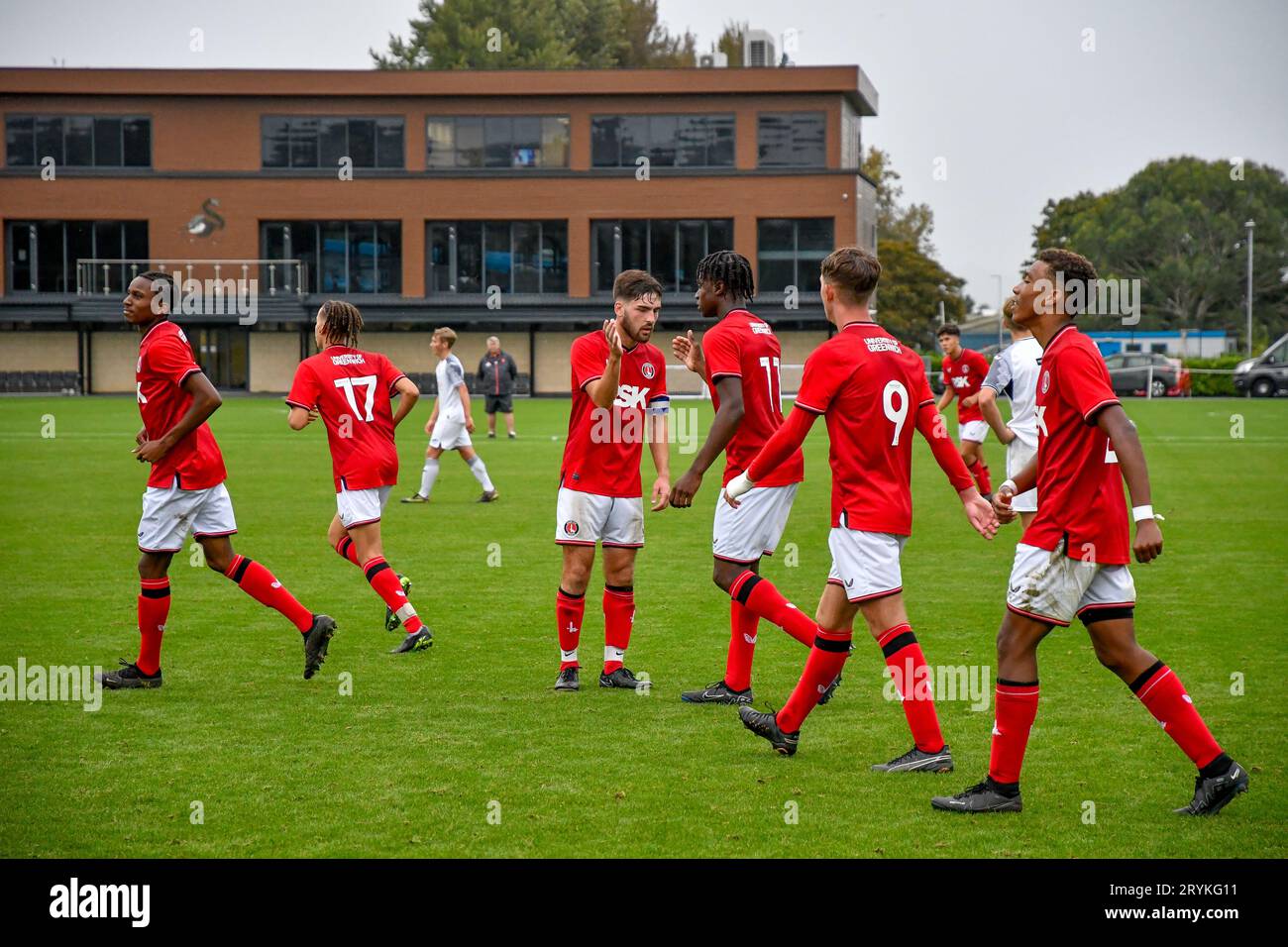 Swansea, Galles. 30 settembre 2023. I giocatori del Charlton Athletic celebrano un gol durante la partita Under 18 Professional Development League tra Swansea City e Charlton Athletic alla Swansea City Academy di Swansea, Galles, Regno Unito, il 30 settembre 2023. Crediti: Duncan Thomas/Majestic Media. Foto Stock