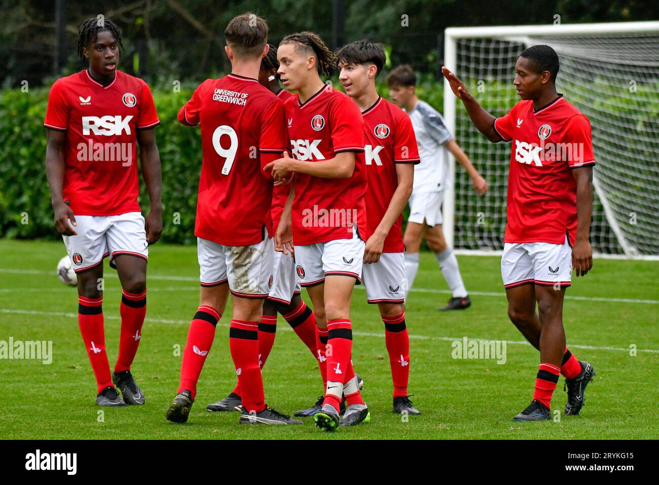 Swansea, Galles. 30 settembre 2023. I giocatori del Charlton Athletic celebrano il loro quinto gol durante la partita Under 18 Professional Development League tra Swansea City e Charlton Athletic alla Swansea City Academy di Swansea, Galles, Regno Unito, il 30 settembre 2023. Crediti: Duncan Thomas/Majestic Media. Foto Stock