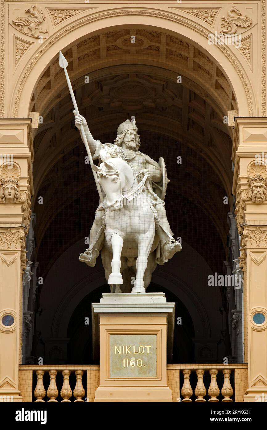 Monumentale statua equestre di Fuerst Niklot, Castello di Schwerin, Schwerin, Germania, Europa Foto Stock