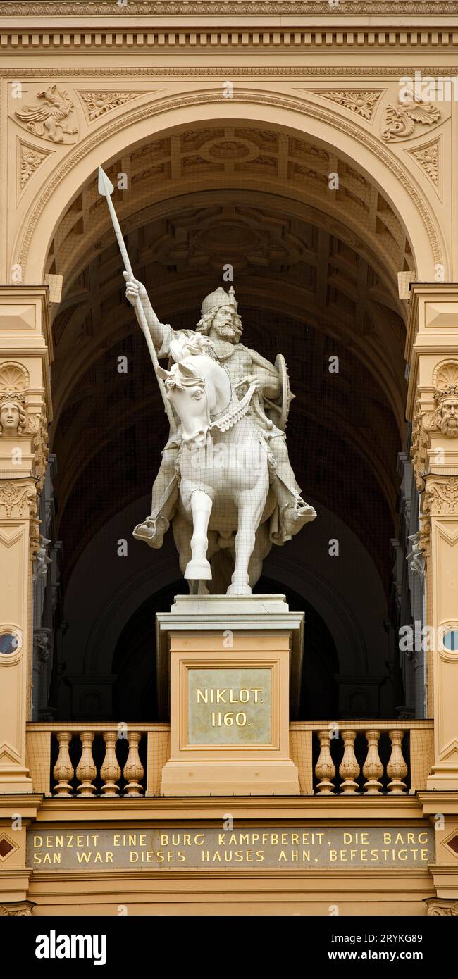 Monumentale statua equestre di Fuerst Niklot, Castello di Schwerin, Schwerin, Germania, Europa Foto Stock