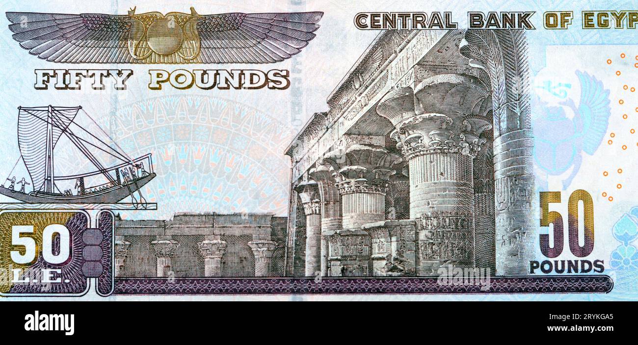 Un grande frammento del retro della serie di banconote 50 LE Fifty Egyptian Pounds 2022 presenta un'immagine del tempio di Edfu, uno scarabeo alato e un phar Foto Stock