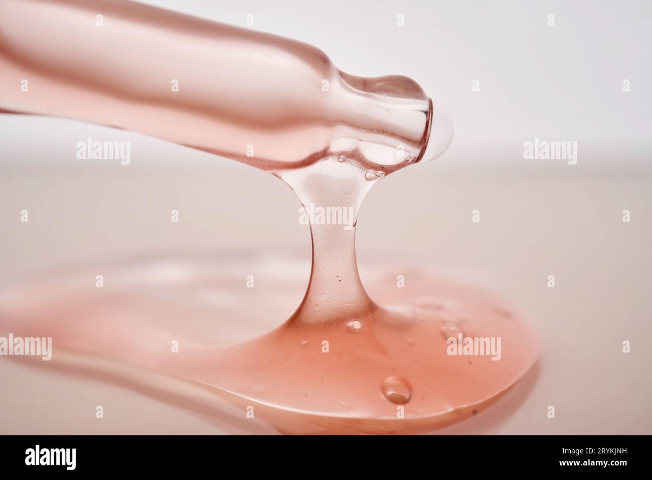 Pipetta con primo piano cosmetico rosa viscoso. Foto Stock