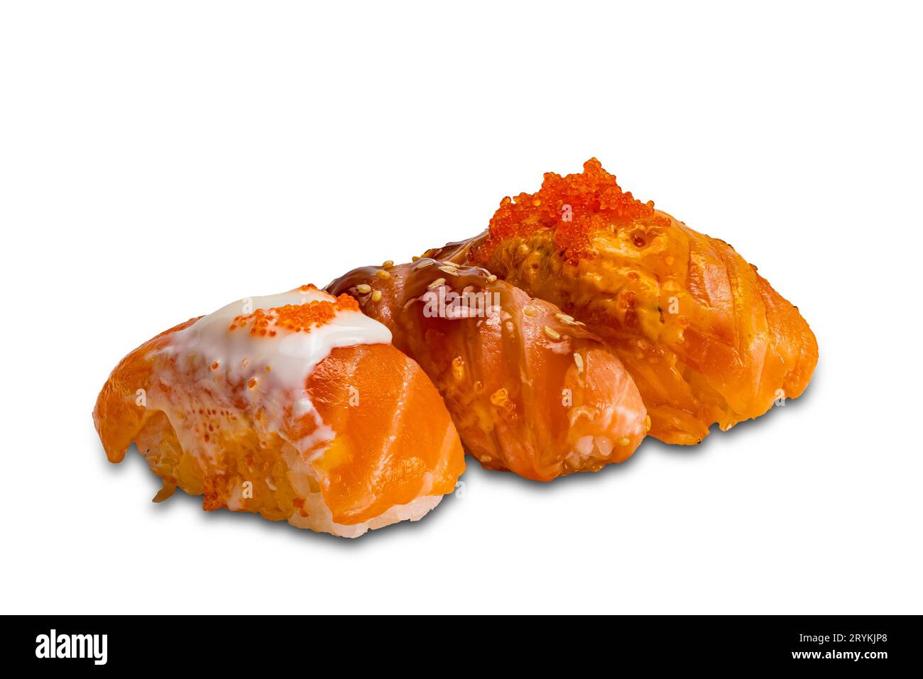 Fila di diversi tipi di sushi di pesce fresco fatto in casa isolato su sfondo bianco. Foto Stock