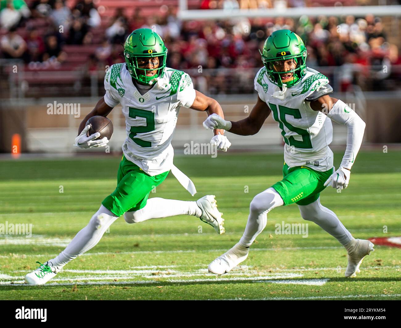 Settembre 30 2023 Palo alto, CA USA Oregon wide receiver Gary Bryant Jr. (2) corre per yard extra come compagno di squadra il wide receiver Tez Johnson (15) aiuta con il blocco durante la partita di football NCAA tra gli Oregon Ducks e gli Stanford Cardinal.Oregon batte Stanford 42-6 allo Stanford Stadium Palo alto, CA Thurman James/CSM (immagine di credito: © Thurman James/Cal Sport Media) Foto Stock