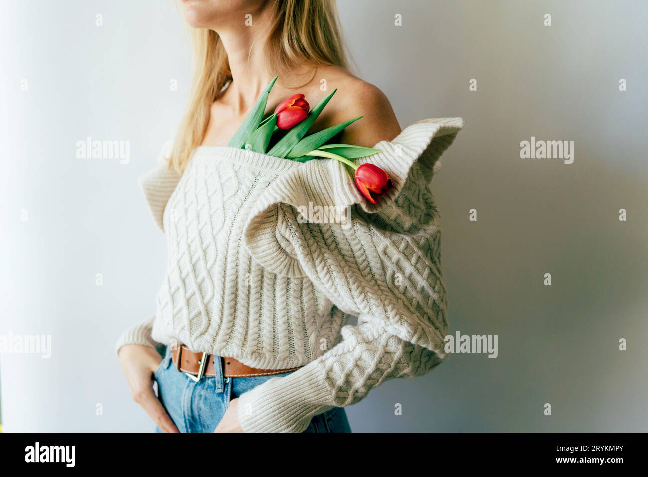 Primo piano di tulipani decorano una donna. Decorazione floreale naturale creativa. Giornata internazionale della donna. Foto Stock