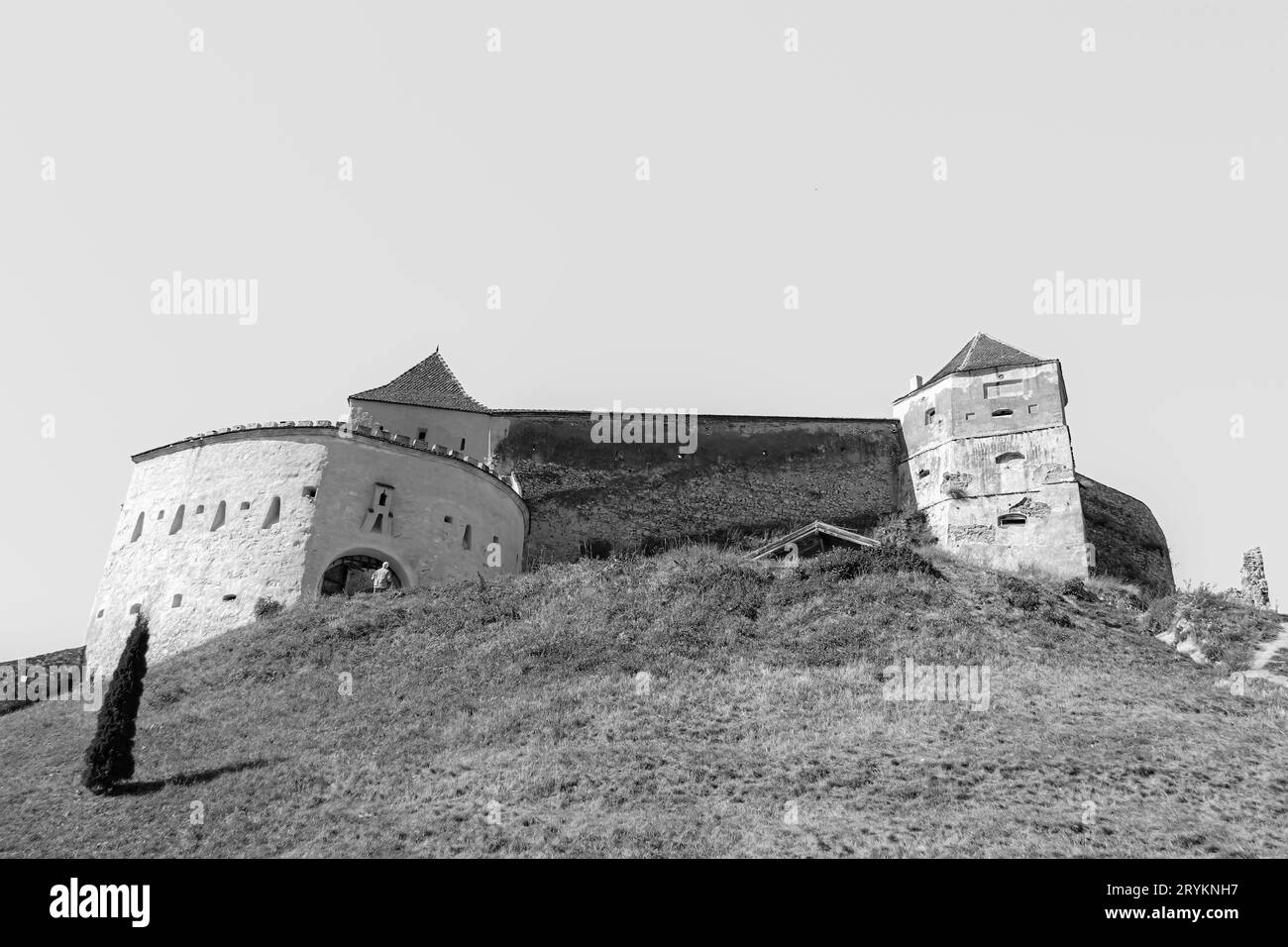 Vista esterna della Fortezza di Râșnov, un forte rifugio medievale utilizzato da cittadini e abitanti della zona in tempo di guerra in bianco e nero Foto Stock