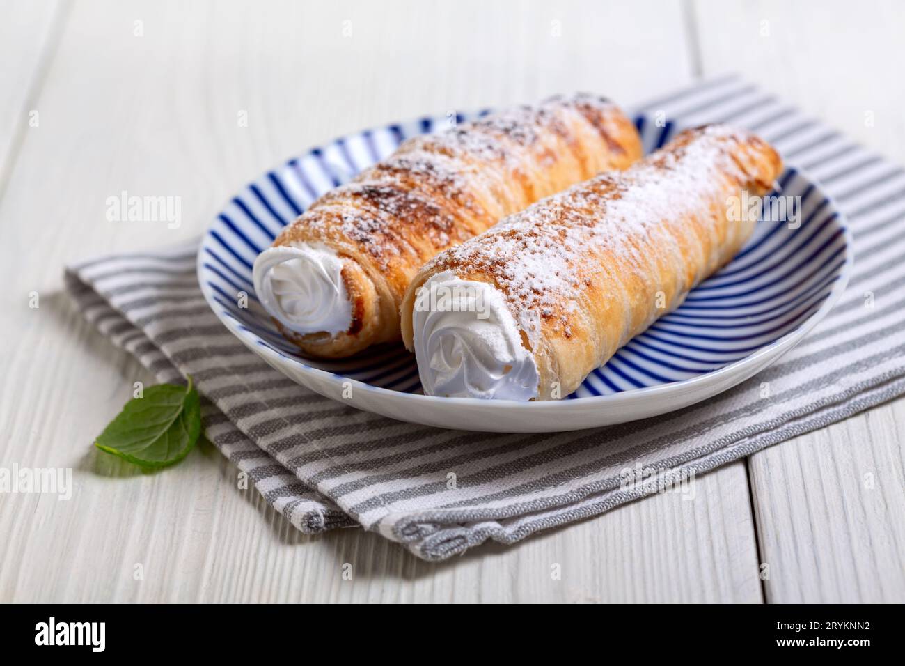 Coni sfoderati con panna. Foto Stock