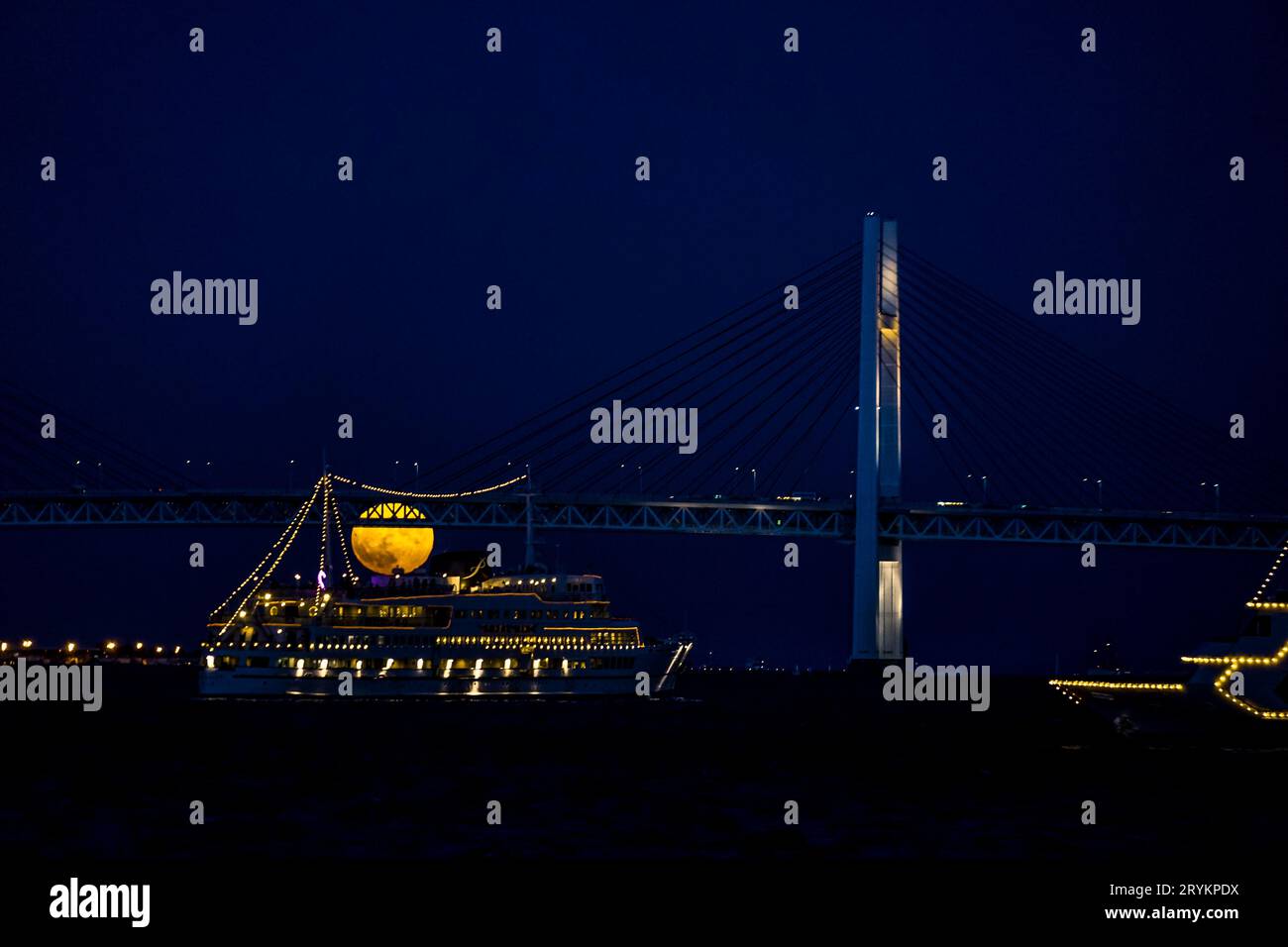 Luna di metà autunno e porto di Yokohama Foto Stock