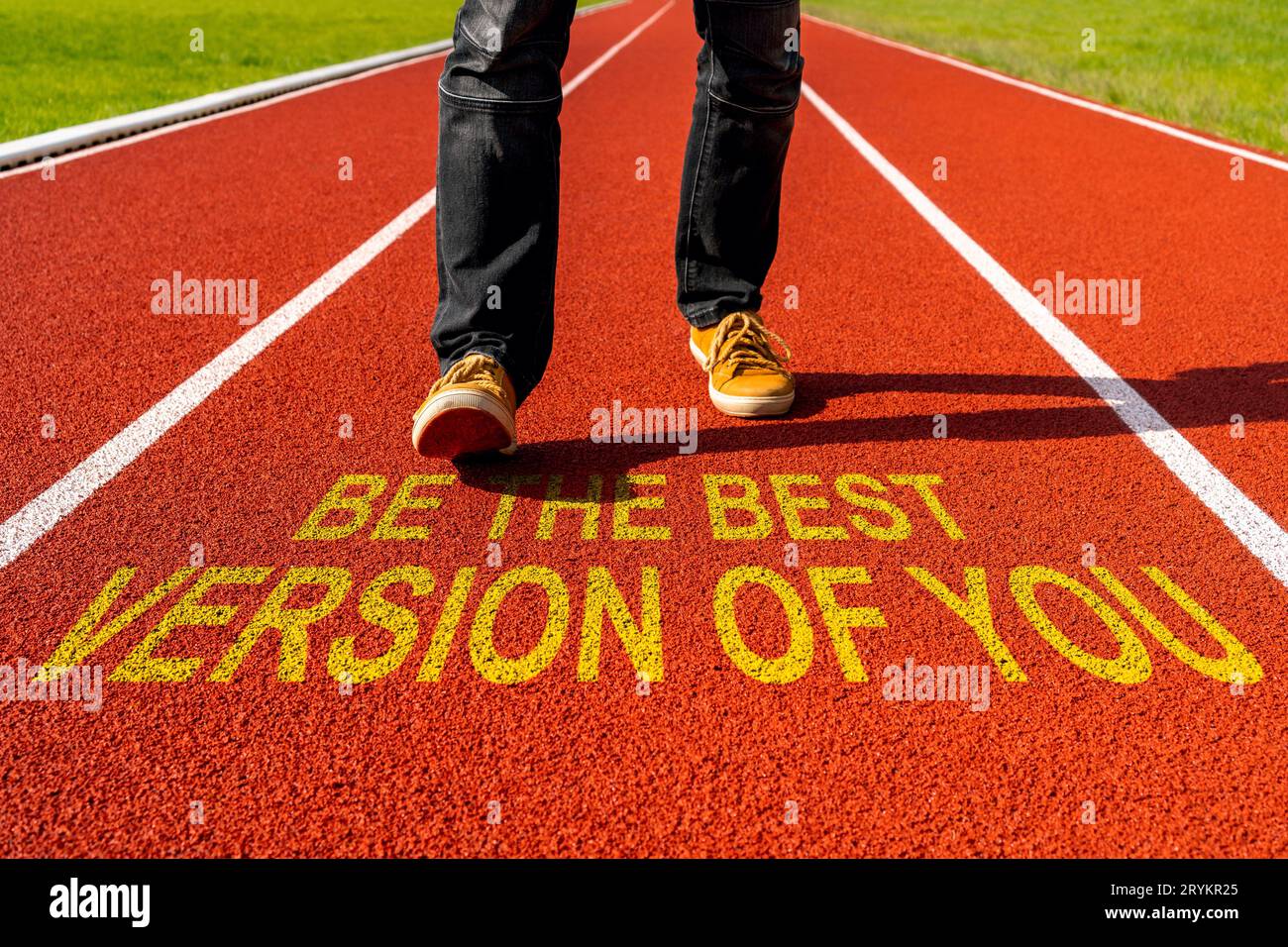 L'uomo cammina sulla pista da corsa con una citazione motivazionale: Sii la migliore versione di te Foto Stock
