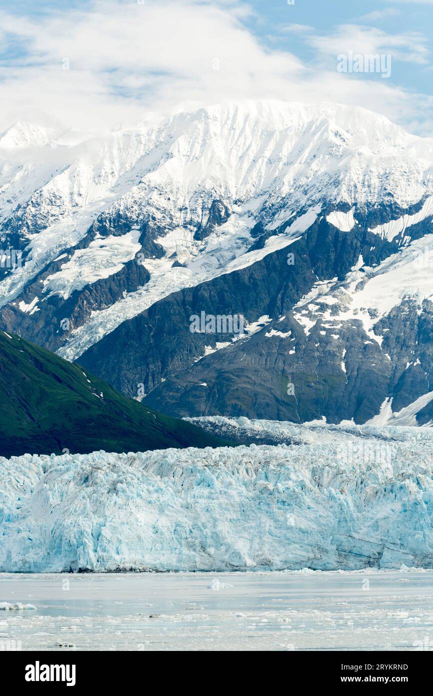 Vista del ghiacciaio Hubbard, Alaska, da una nave nella baia di disincanto Foto Stock