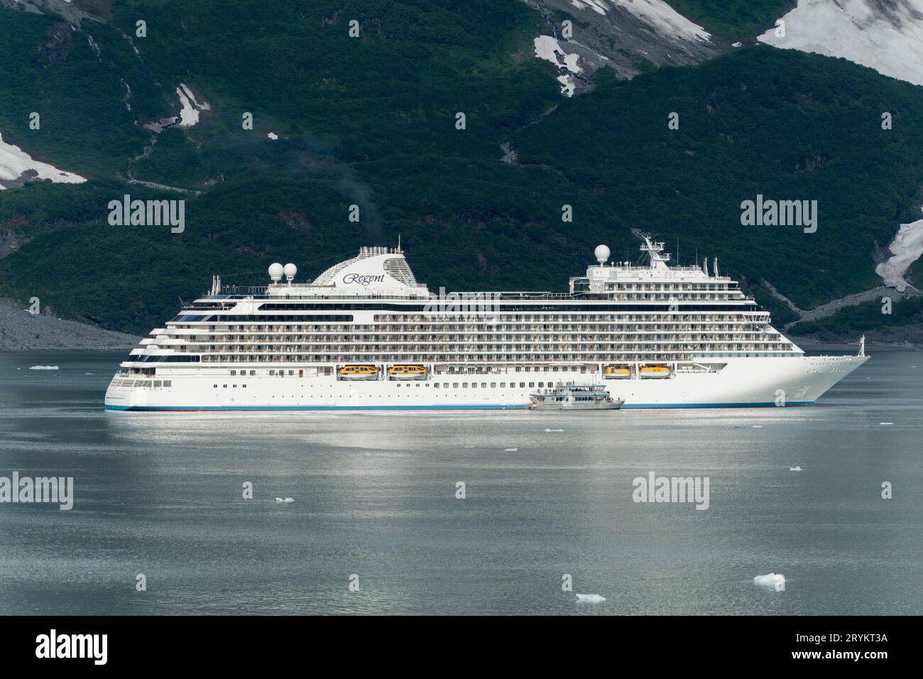 Nave da crociera Seven Seas Explorer presso il ghiacciaio Hubbard, Alaska, USA Foto Stock