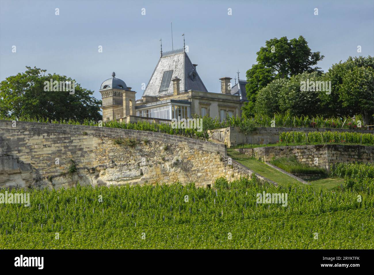 St Emillion, Bordeaux, Francia - 6 giugno 2019 - Castello in pietra color crema nella zona di St Emilion sopra i vigneti Foto Stock