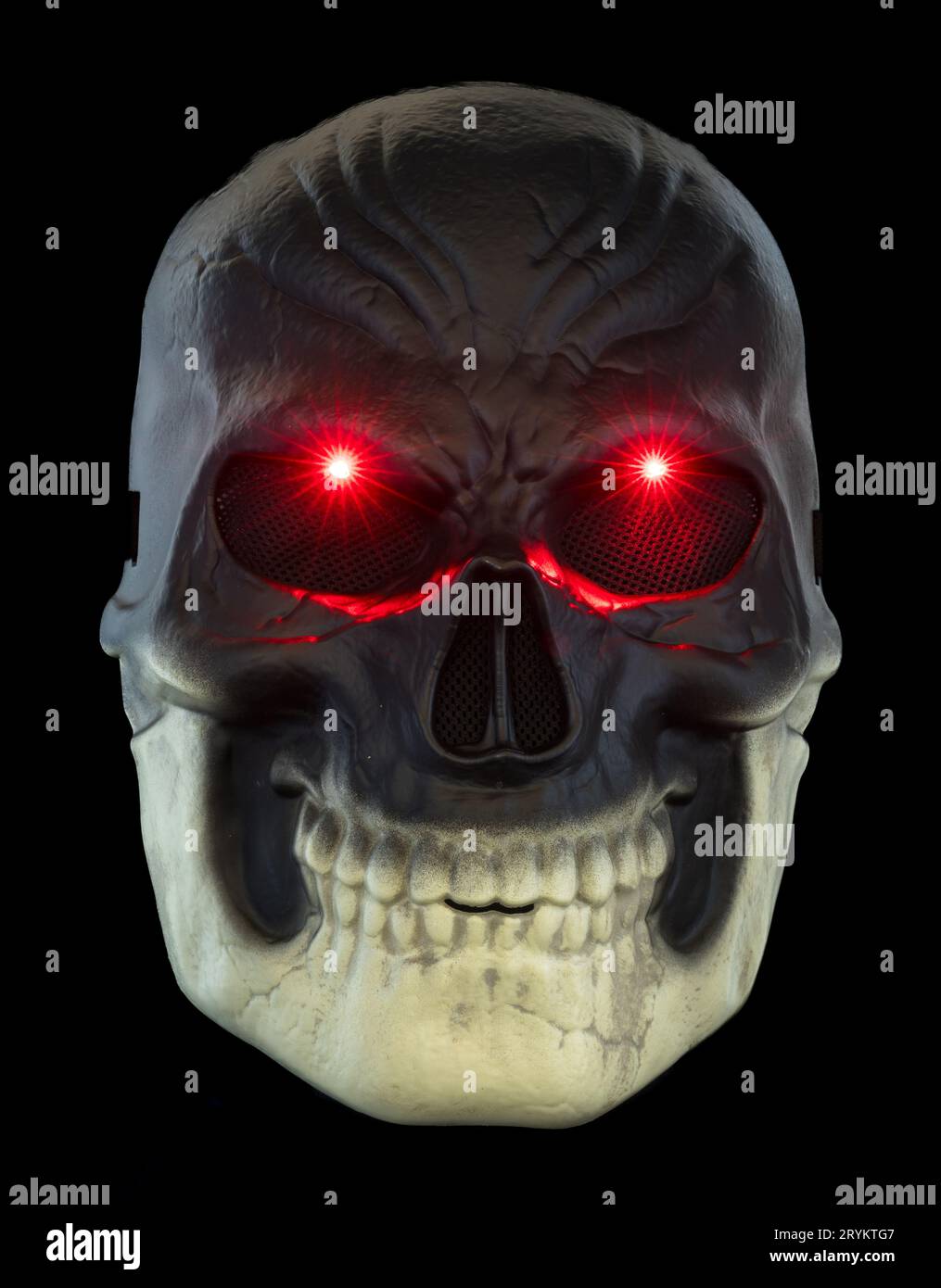 Maschera Skeleton Dark Light-up con occhi luminosi rossi isolati sul nero Foto Stock