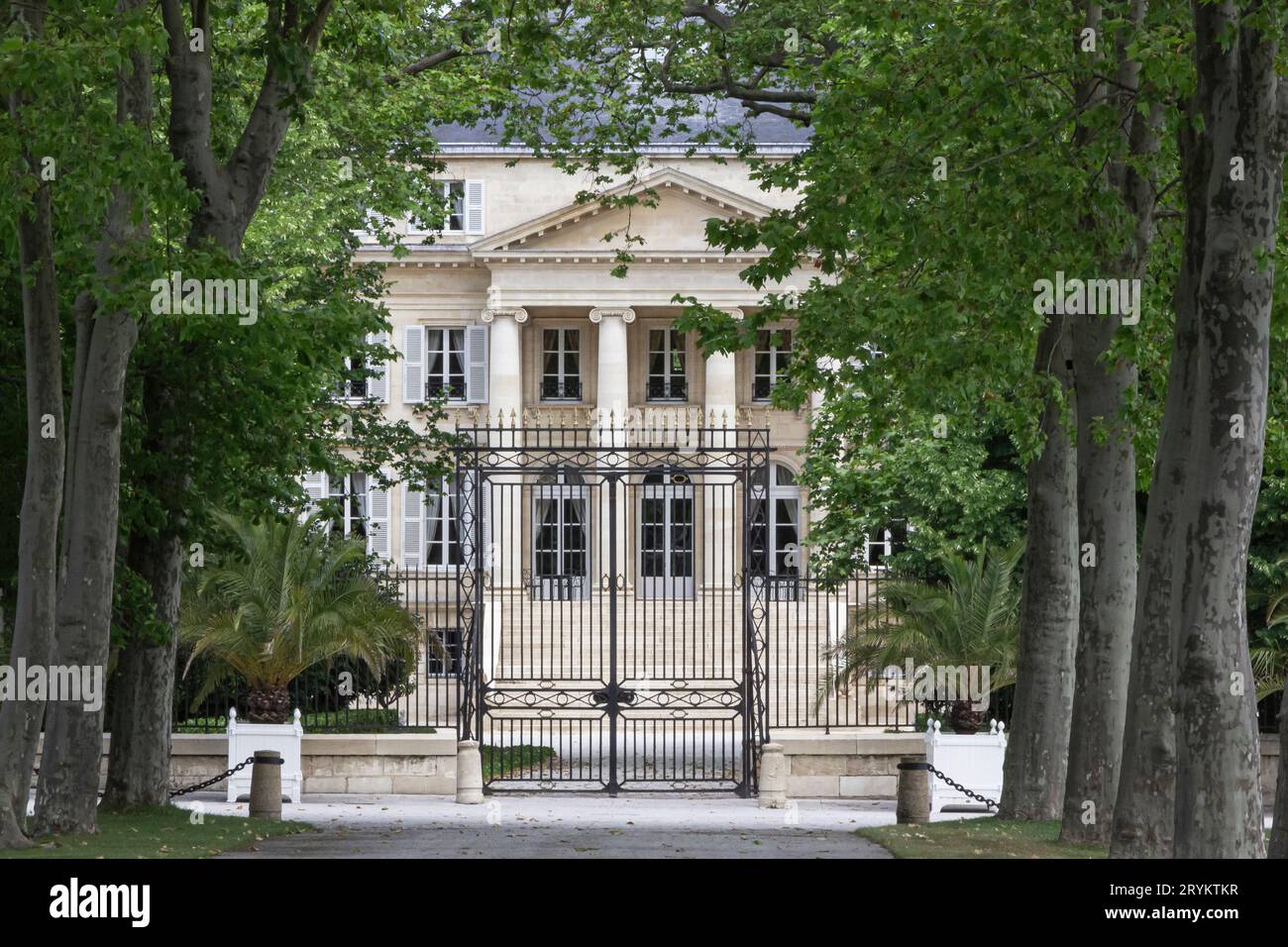 Bordeaux, Francia - 6 giugno 2019 - il vialetto e le porte anteriori dei Castelli di Margaux Foto Stock