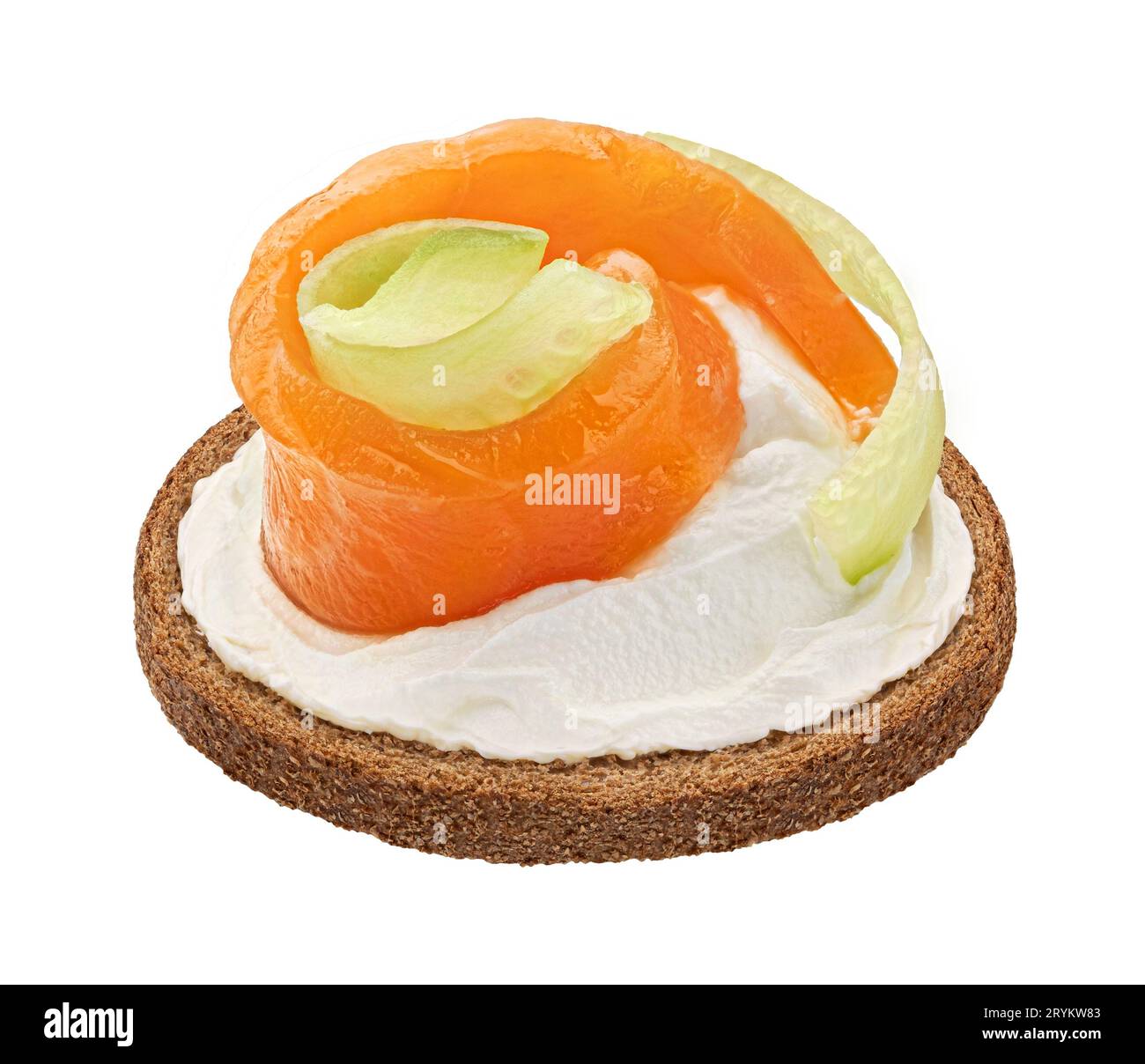 Panino aperto con fette di salmone affumicato isolato su sfondo bianco Foto Stock
