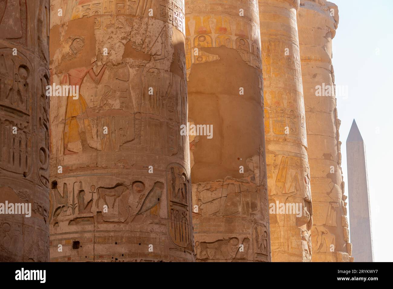 Colonne ricoperte di geroglifici al Tempio di Karnak, Egitto Foto Stock